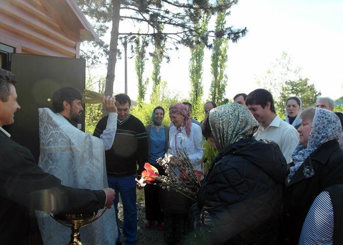 В праздник Входа Господня в Иерусалим в новоосвященном временном храме св. Александра Невского Азова совершена первая Божественная литургия