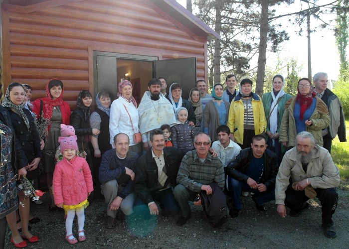 В праздник Входа Господня в Иерусалим в новоосвященном временном храме св. Александра Невского Азова совершена первая Божественная литургия